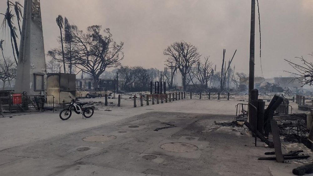 Edifícios destruídos ardem depois que incêndios florestais alimentados pelos ventos de um furacão distante devastaram a cidade de Lahaina, no Havaí, em Maui, em 9 de agosto de 2023. Mason Jarvi/Divulgação via REUTERS
