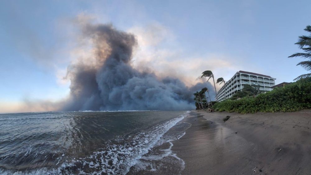 Incêndios florestais provocados por ventos fortes atingem a ilha havaiana de Maui. (Dustin Johnsion/Via Reuters)