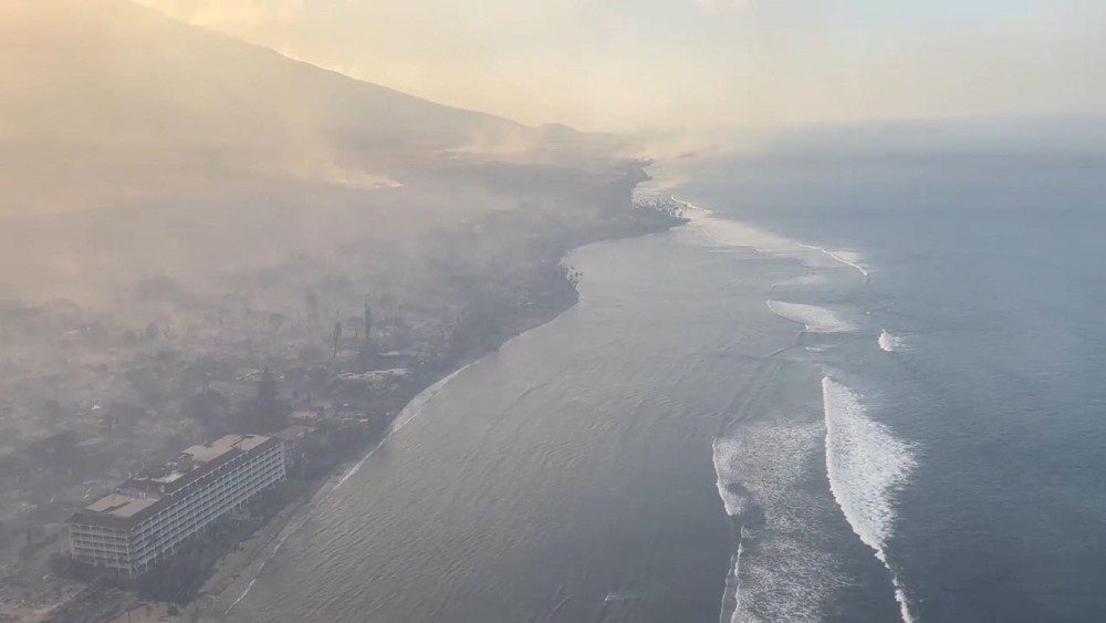 Uma vista aérea mostra danos ao longo da costa de Lahaina após incêndios florestais em Maui, Havaí, EUA, 9 de agosto de 2023, esta captura de tela foi obtida de um vídeo de mídia social. Richard Olsten/Air Maui Helicopters/via REUTERS