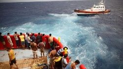 Des migrants à bord du bateau de sauvetage de l'ONG Proactiva Open Arms.