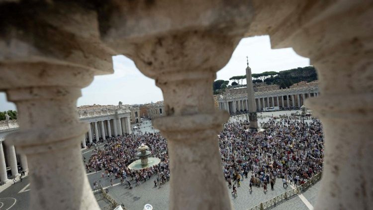 Pohľad na Svätopeterské námestie počas modlitby Anjel Pána