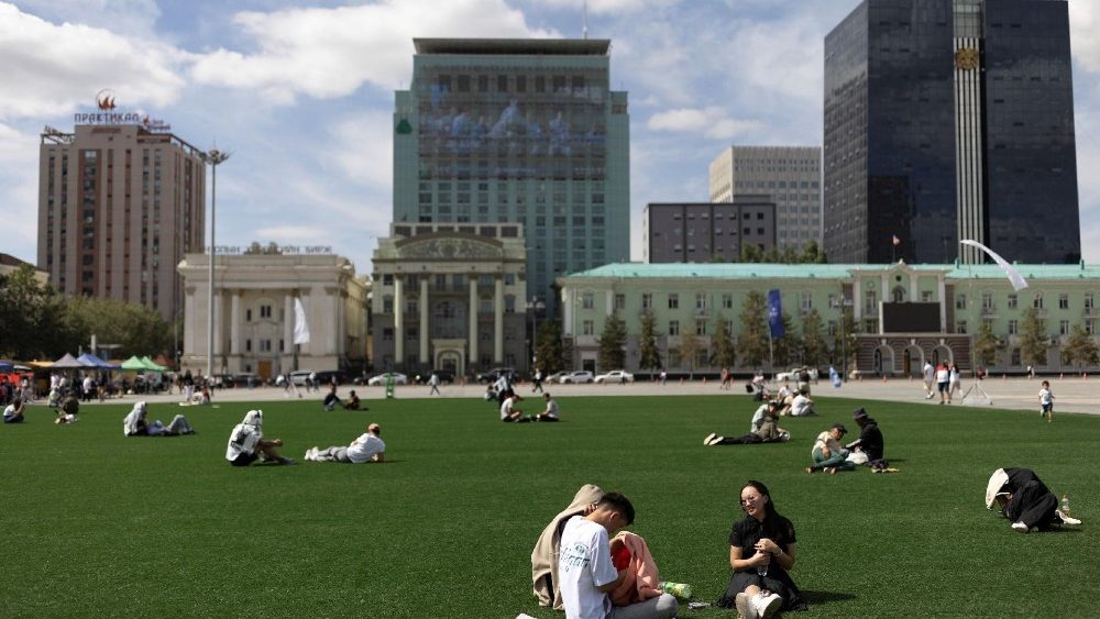 Pessoas descansam sentadas na grama artificial da Praça Sukhbaatar, um dia antes da chegada do Papa Francisco, em Ulan Bator, Mongólia, 31 de agosto de 2023. REUTERS/Carlos Garcia Rawlins