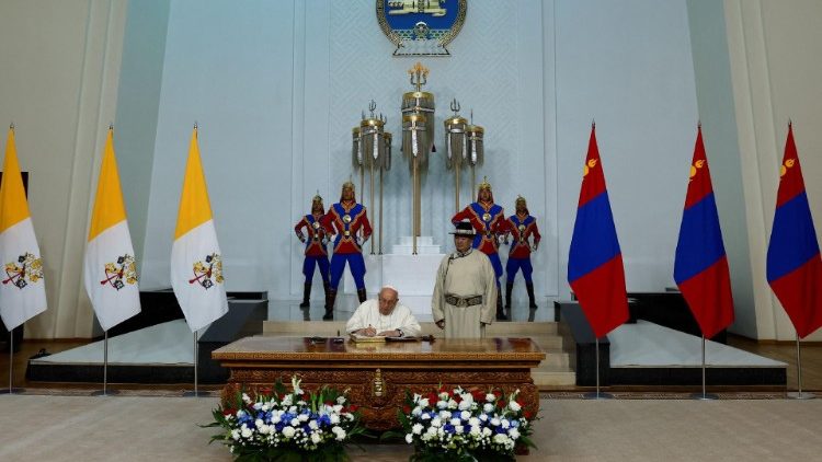 ĐTC gặp gỡ chính quyền, xã hội dân sự và ngoại giao đoàn ở Mông Cổ