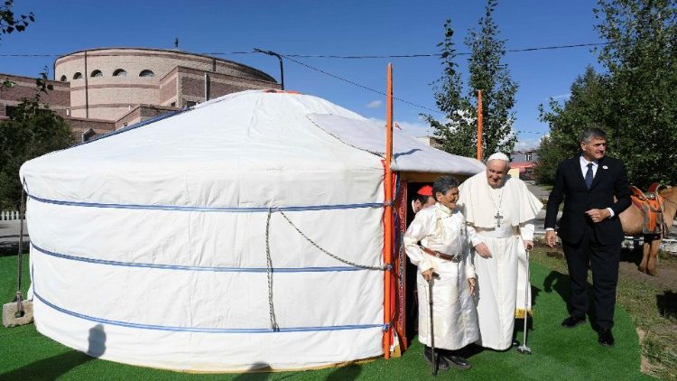 Encontro com Sra. Tsetsege foi na tenda mongol montada próxima à catedral em Ulan Bator