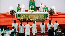 संत पापा फ्रांसिस मंगोलिया के छोटे  ख्रीस्तीय समुदाय संग मिस्सा बलिदान  में 