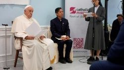 मंगोलिया में करुणा के निवास में उदार कार्यों से जुड़े स्वयंसेवकों से मुलाकात करते संत पापा फ्राँसिस