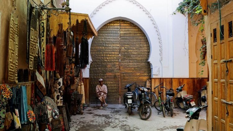 Cristãos e muçulmanos lado a lado, depois do terremoto de sexta-feira, 8 de setembro