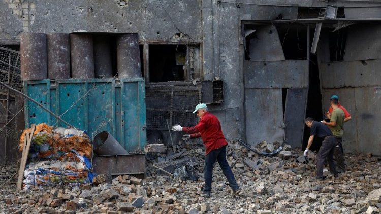 Bombeiros trabalham em local danificado durante ataque com míssil russo, em Kiev. (REUTERS/Valentyn Ogirenko)