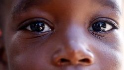 Menino proveniente da República dos Camarões desembarca na ilha de Lampedusa, na Sicília.