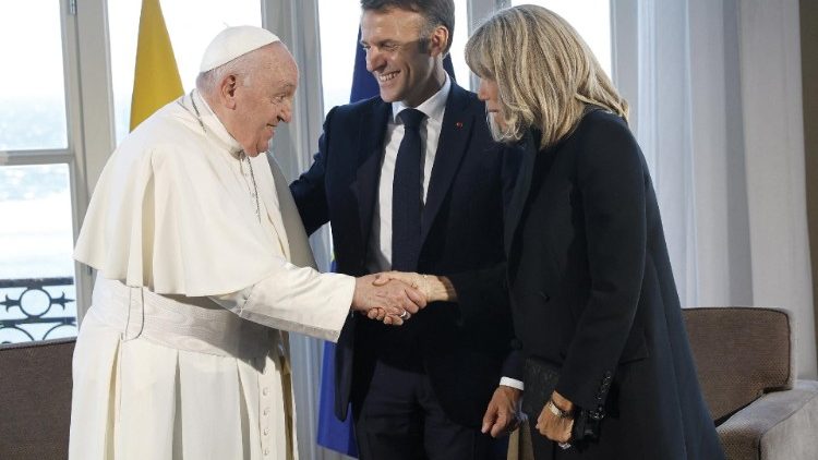 September 2023: Papst Franziskus begrüßt in Marseille Frankreichs Präsident Emmanuel Macron und seine Frau Brigitte