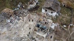 Secuelas de un ataque con misiles rusos en Hroza, región de Kharkiv