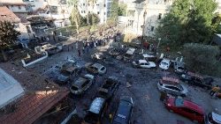 Zniszczenia wokół zaatakowanego szpitala