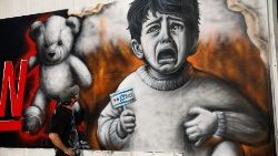 Dessin de Benzi Brofman sur un mur de Haifa, pour demander le retour des otages.