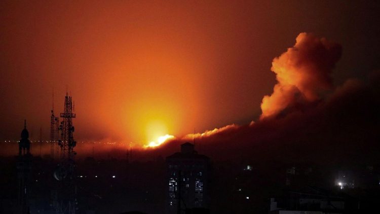 Baba Mtakatifu anawasihi waamini kuendelea kusali kwa ajili ya kuombea amani bila kuchoka kwani kwa sasa hali ni tete huko Palestina, Israel pamoja na Ukanda wa Gaza. 