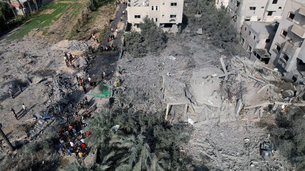 Incessantes bombardeios israelenses não dão trégua à população da Faixa de Gaza (Reuters)