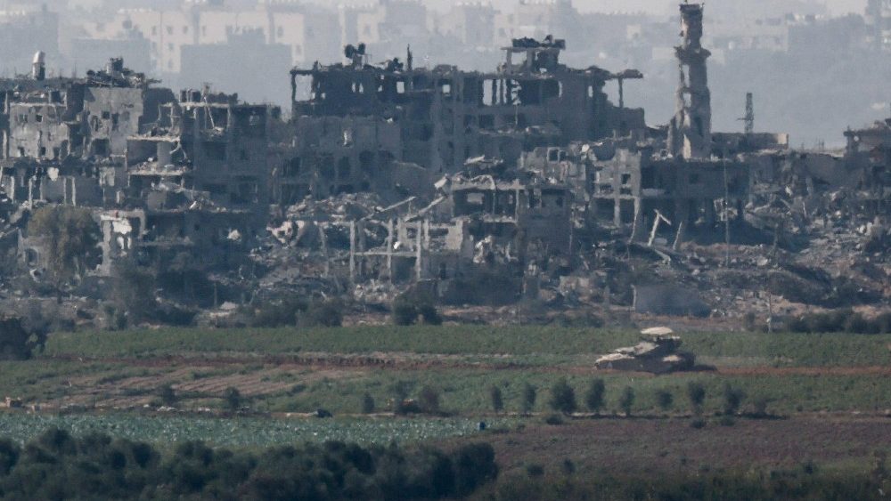 Incessantes bombardeios israelenses não dão trégua à população da Faixa de Gaza (Reuters)