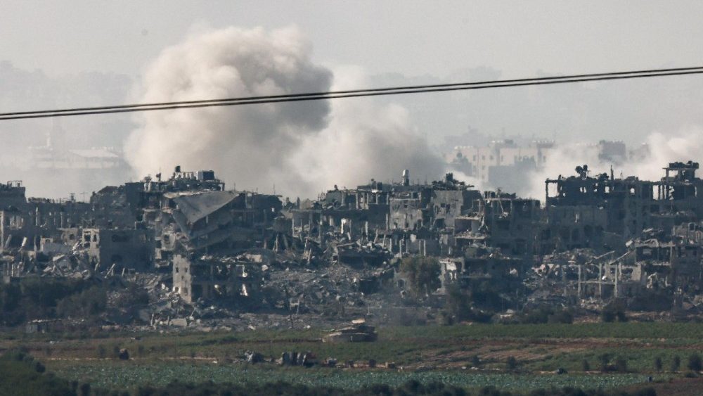 Incessantes bombardeios israelenses não dão trégua à população da Faixa de Gaza (Reuters)