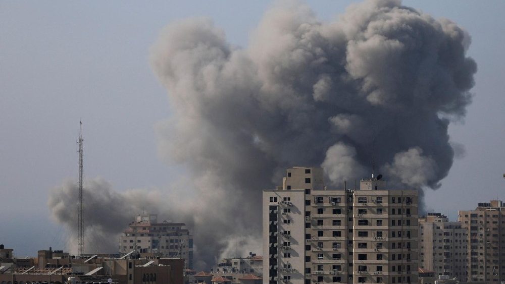 Incessantes bombardeios israelenses não dão trégua à população da Faixa de Gaza (Reuters)