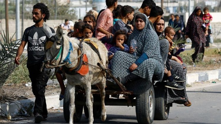 Palestinos que huyen del norte de Gaza se desplazan hacia el sur, en el centro de la Franja de Gaza