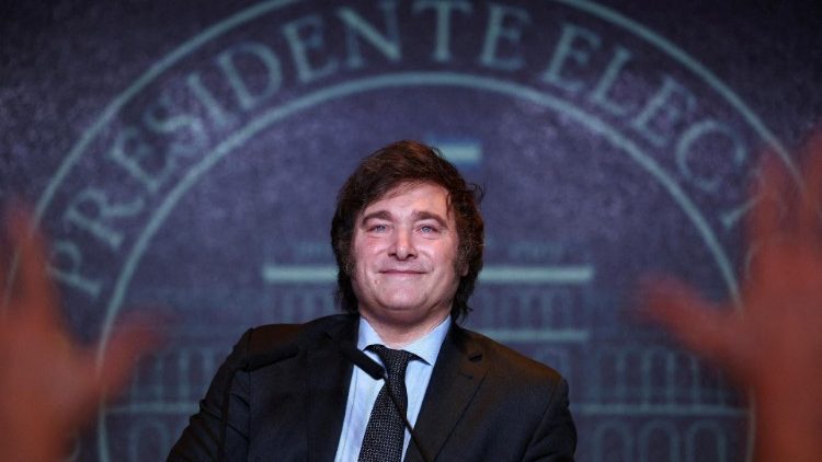 Javier Milei spricht am Sonntag in Buones Aires, nachdem er mit 56 Prozent der Stimmen die Präsidentenwahl gewonnen hat