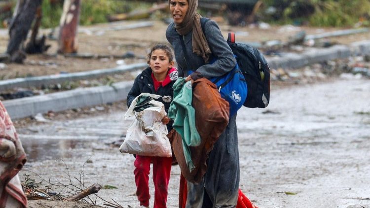 Palästinenserinnen im Gazastreifen flüchten in Richtung Süden