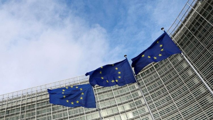 EU-Flaggen vor der Europäischen Kommission in Brüssel