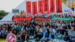 Wanaharakati wa tabiachi wameandamana dhidi ya mafuta katika Jiji la Maonesho wakati wa  COP28,Dubai