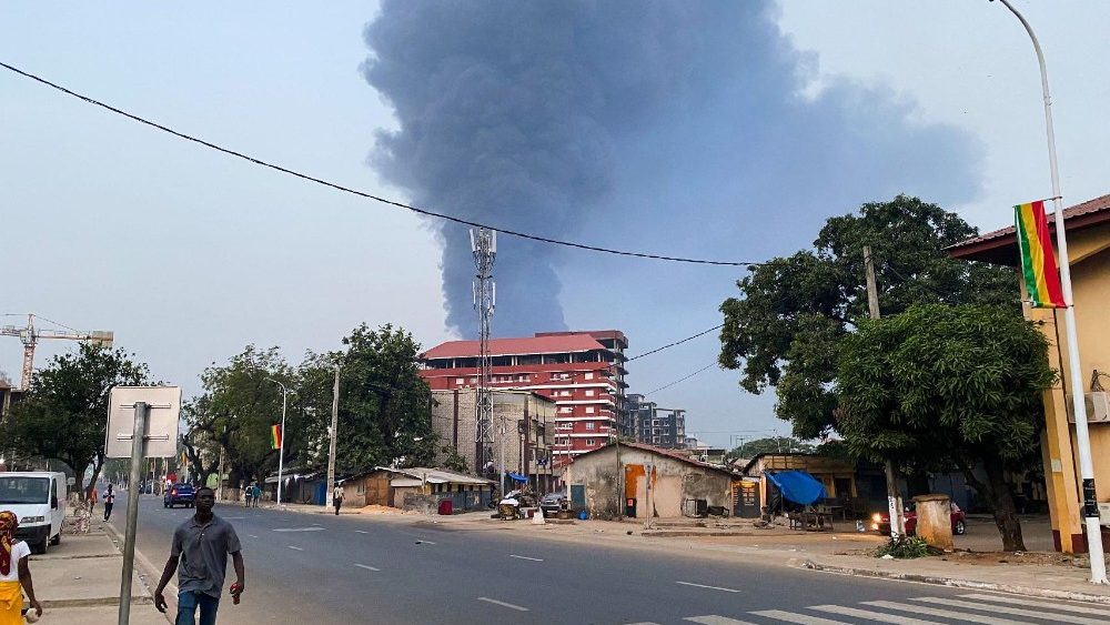 Fumaça avistada após explosão em terminal petrolífero em Conacri, Guiné, 18 de dezembro de 2023. (REUTERS/Souleymane Camara)