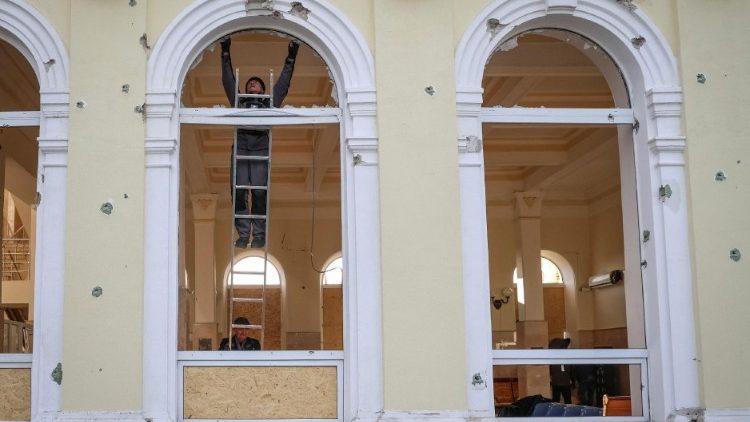 Um trabalhador remove janelas quebradas após o ataque militar russo de ontem, em meio ao ataque da Rússia à Ucrânia, na estação ferroviária de Kherson, Ucrânia, 27 de dezembro de 2023. REUTERS/Oleksandr Ratushniak
