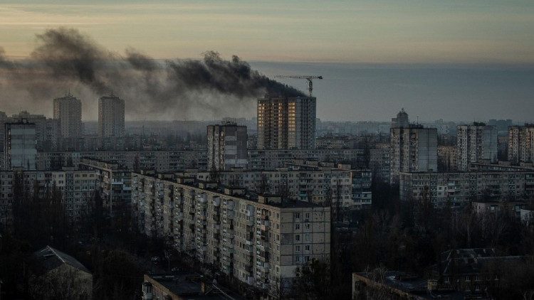 Світанок у Києві 29 грудня, із димом від пожеж, спричинених ракетним обстрілом