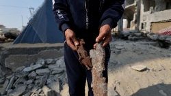 Palästinenser, der seine Frau, Kinder und Enkelkinder bei einem israelischen Angriff verloren hat, steht in Rafah