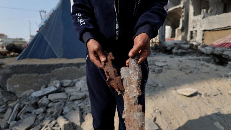 Palästinenser, der seine Frau, Kinder und Enkelkinder bei einem israelischen Angriff verloren hat, steht in Rafah