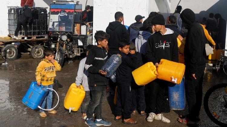 Palestyńskie dzieci w kolejce po wodę