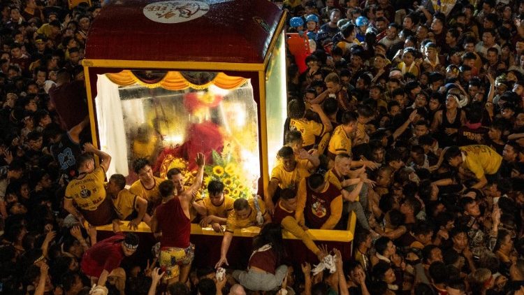 திருவிழாக் கூட்டம் ஒன்றில் பிலிப்பீன்ஸ் கிறிஸ்தவர்கள் 