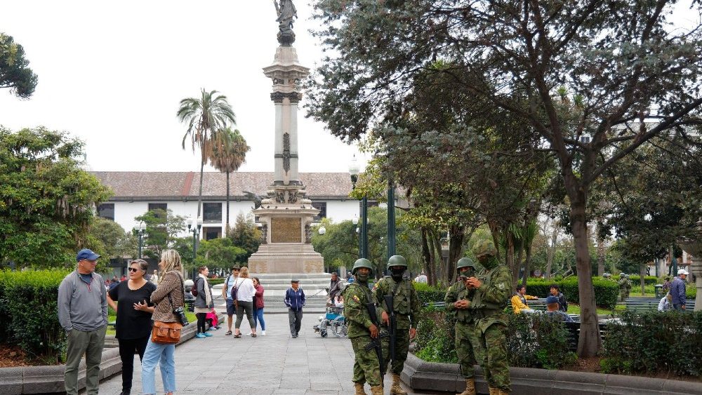Membros da polícia e do exército vigiam os arredores da prisão El Inca, em Quito (Reuters)