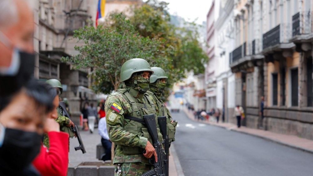 Membros das forças armadas montam guarda perto do Palácio Presidencial (Palacio de Carondelet), em Quito (Reuters)