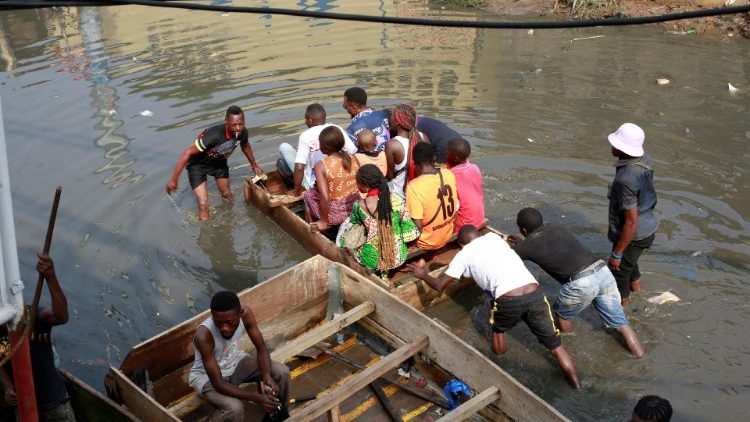Conséquences des inondations dans un quartier de Kinshasa, capitale de la RDC, causées par la crue du fleuve Congo (photo du 10 janvier 2024)