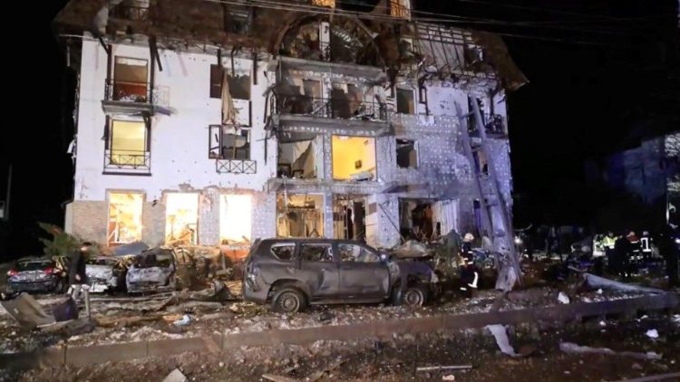Equipes de resgate trabalham no local de um hotel destruído durante ataques com mísseis russos, em meio ao ataque da Rússia à Ucrânia, em Kharkiv, Ucrânia, nesta captura de tela obtida de um vídeo divulgado em 11 de janeiro de 2024. State Emergency Service of Ukraine/Divulgação via REUTERS 