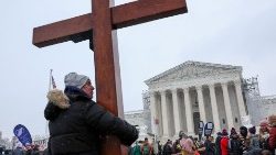 Một tín hữu với Thánh Giá tại cuộc tuần hành vì sự sống tại Washington (01/2024)