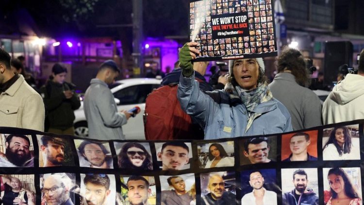 La protesta delle famiglie degli ostaggi israeliani trattenuti da Hamas