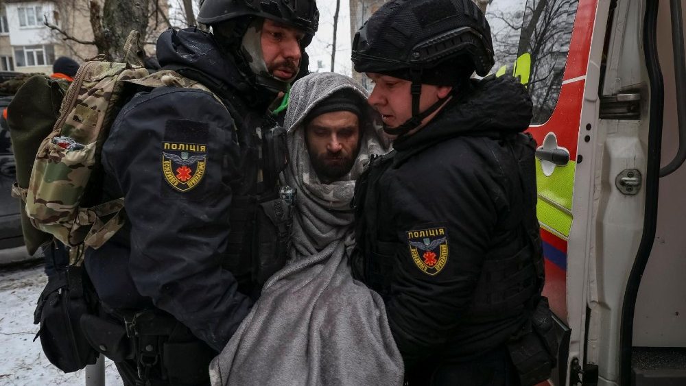 A polícia evacua um residente local de um edifício residencial fortemente danificado durante um ataque de míssil russo, em meio ao ataque da Rússia à Ucrânia, em Kharkiv, Ucrânia, em 23 de janeiro de 2024. REUTERS/Sofiia Gatilova
