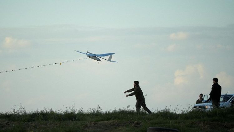 Droni israeliani al confine con la Striscia di Gaza