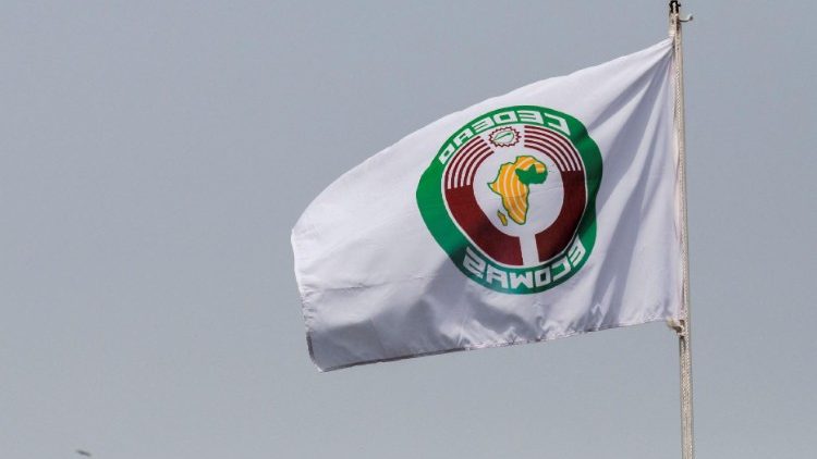 Le drapeau de la Cédéao, la Communauté économique des États de l’Afrique de l’Ouest. 