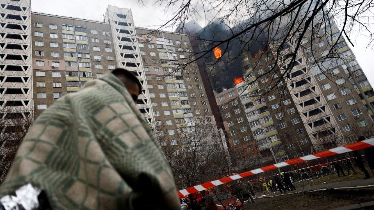 Uma pessoa está do lado de fora de uma área isolada de um edifício danificado durante um ataque de míssil russo, em meio ao ataque da Rússia à Ucrânia, em Kiev, Ucrânia, 7 de fevereiro de 2024. REUTERS/Valentyn Ogirenko