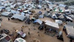 Tiendas de campaña para palestinos desplazados en Rafah