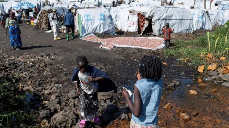 FOTO ARCHIVO: Miles de personas huyen del avance de los rebeldes en el este del Congo.