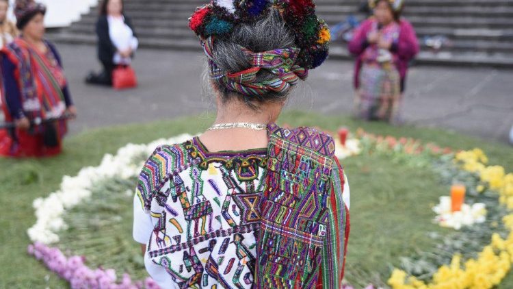 Sobrevivientes del conflicto armado interno se reúnen frente a la Corte Suprema de Justicia, en Ciudad de Guatemala.