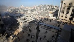 Dopo due settimane le forze di difesa israeliane hanno lasciato l'area dell'ospedale Shifa a Gaza (Reuters)