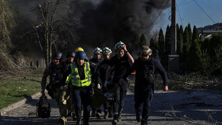 I soccorsi nei pressi di Zaporizhzhia (Reuters)