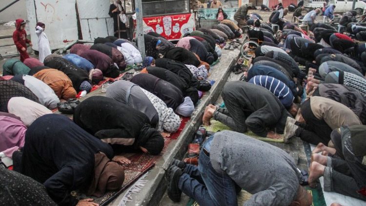 Palestinos asisten a las oraciones de Eid al-Fitr en el norte de la Franja de Gaza, 10 de abril de 2024.